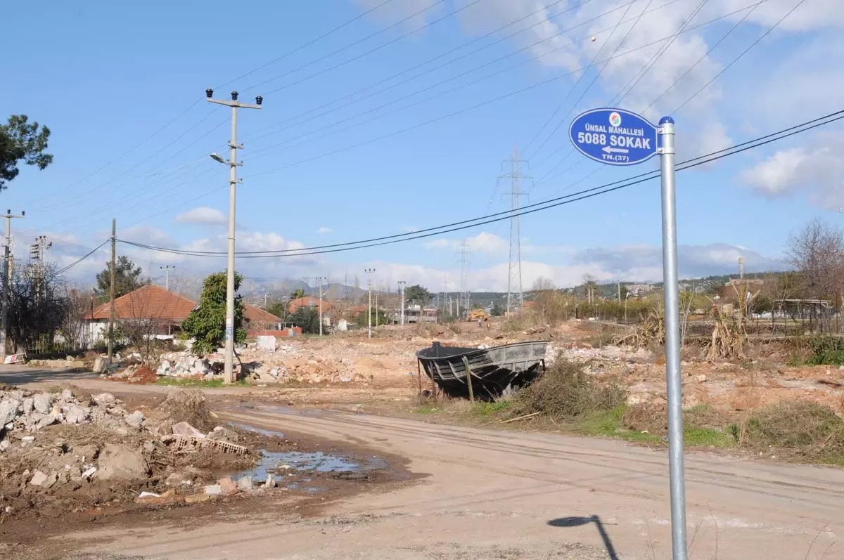 Kepez'de Yol Çalışmaları Devam Ediyor