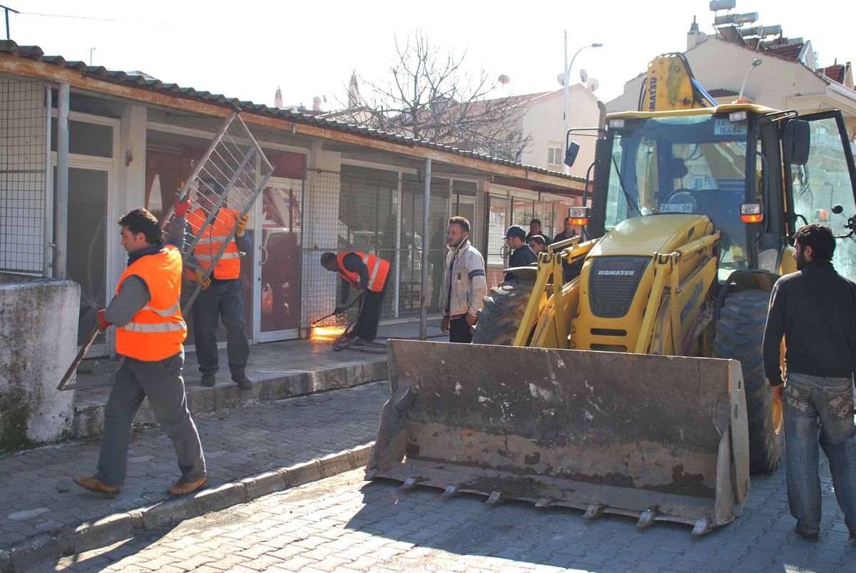 Marmaris\'te Kaçak Binalar Yıkılıyor