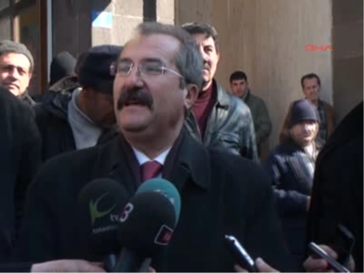 MHP\'li Milletvekili Yoldaki Çukurlara Ağaç Dikerek Belediyeyi Protesto Etti