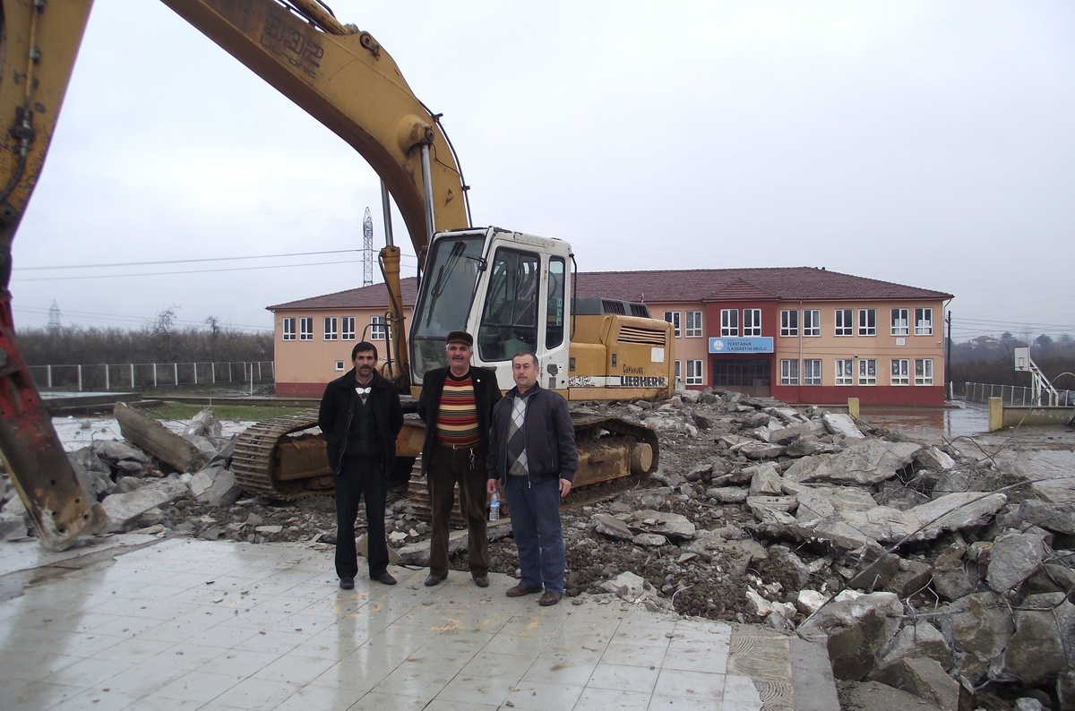 Okul Bahçesinde Ki Enkaz Milletvekilinin Talimatı ile Kaldırıldı