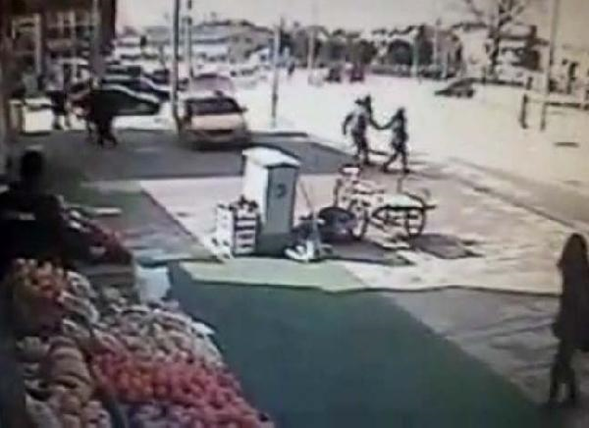 Otomobil ile Çarpışan Taksi Kaldırıma Çıktı, Yayalar Böyle Korktu