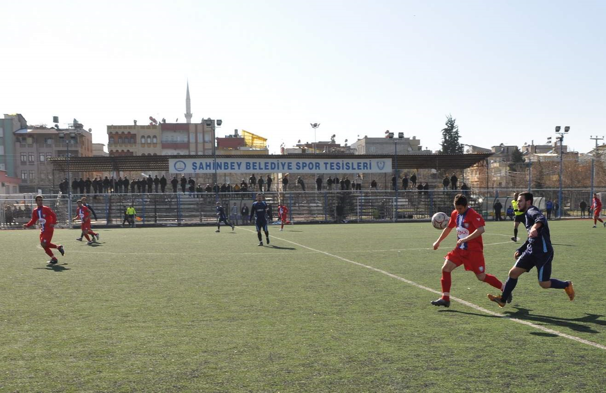 Şahinbey Futbol Takımı Demir Spor\'u 2-1 Yendi