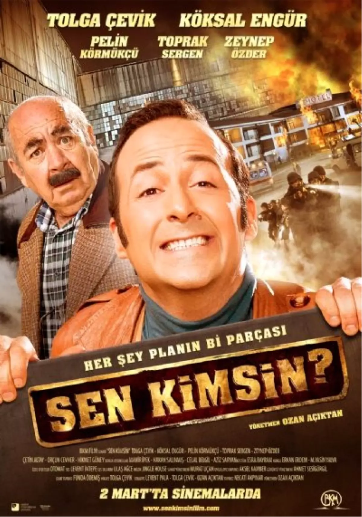 Sen Kimsin? Önce Şarkısıyla Güldürüyor!