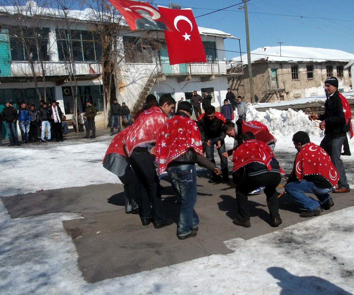 Seyitgazi'de 12 Genç, Davullu Zurnalı Eğlenceyle Asker Uğurlandı