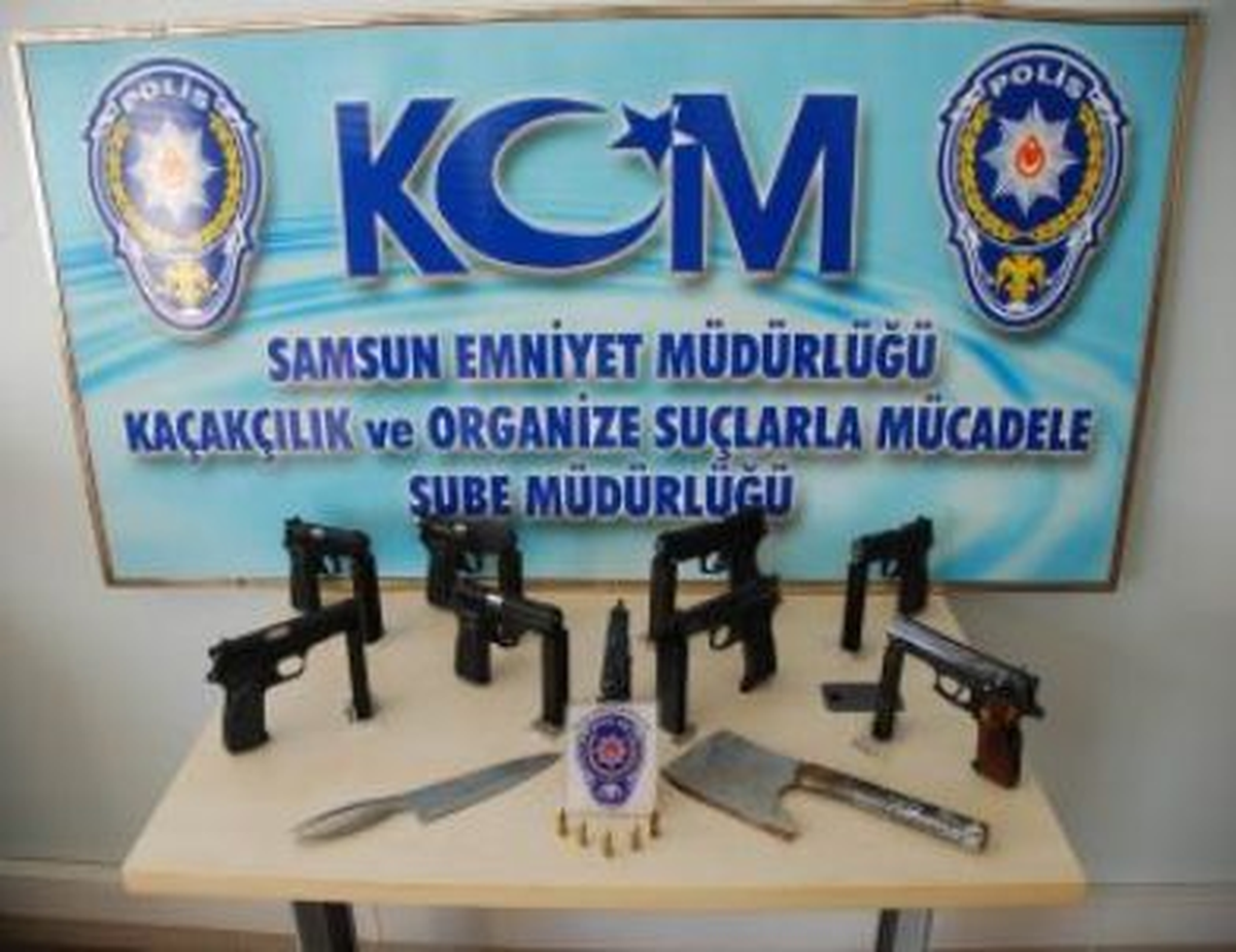 Şüpheli Araçta 9 Tabanca Ele Geçti