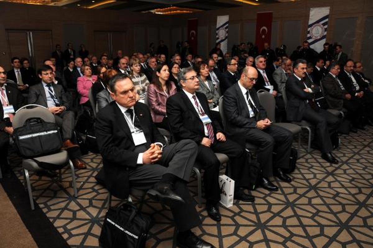 YÖK Başkanı'nı Protesto Eden Öğrencilere Polisin Müdahalesi Sert Oldu (2)