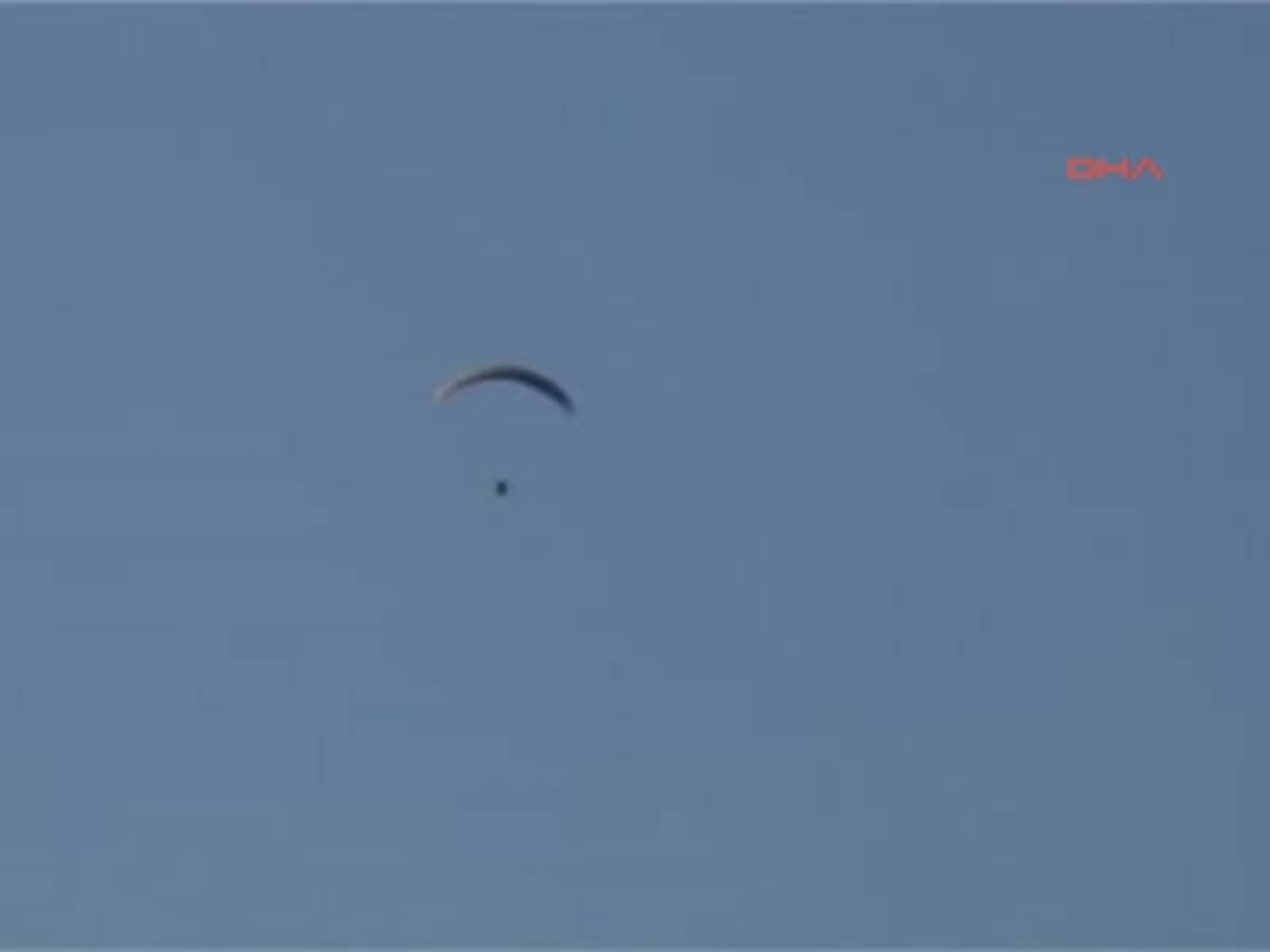 Babadağ\'da Bir Yanda Yamaç Paraşütü Bir Yanda Kar Keyfi