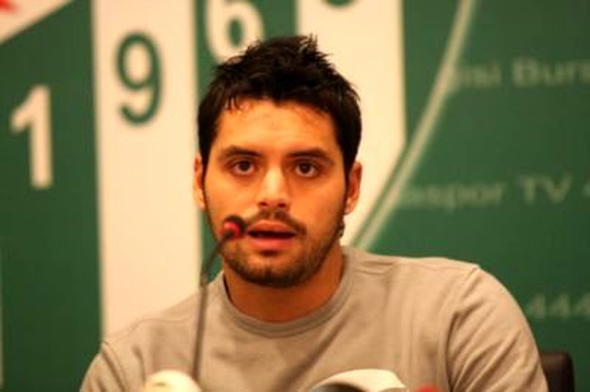 Bursasporlu Futbolcu Pinto: "Kramponu Çıkarıp Büyük Ananemi Aradım"