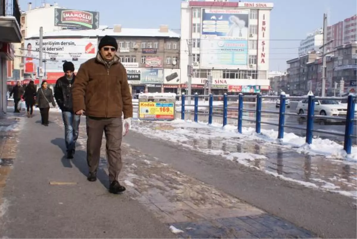 Buz Tutan Kaldırıma 1 Kilometre Uzunluğunda Halı Serildi