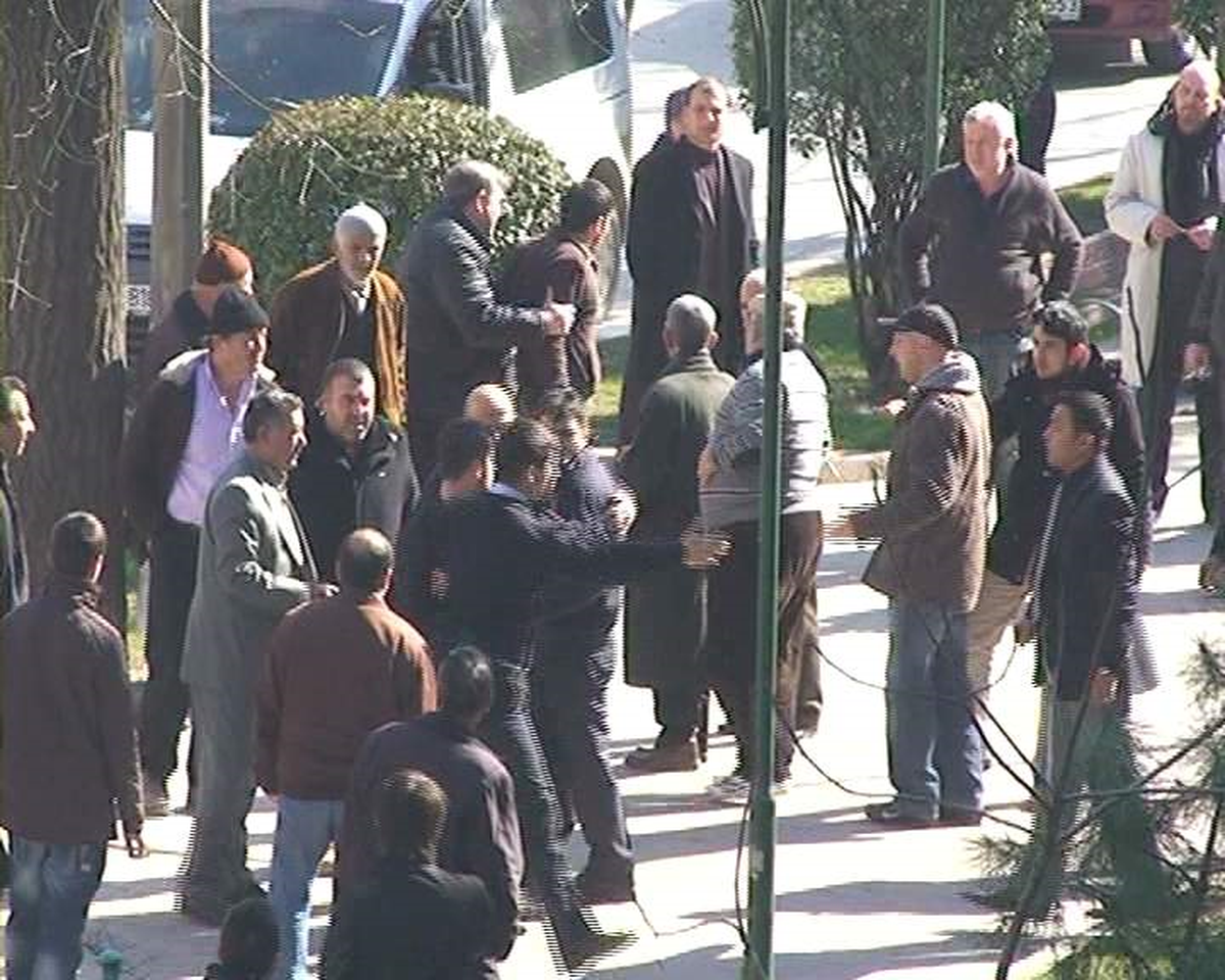 Cadde Ortasında İki Aile Birbirine Girdi