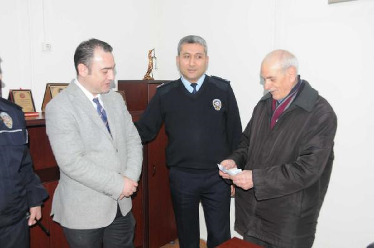 Emeklinin Düşürdüğü 700 Lira\'yı Buldu, Polis Merkezinde Kendisine Teslim Etti