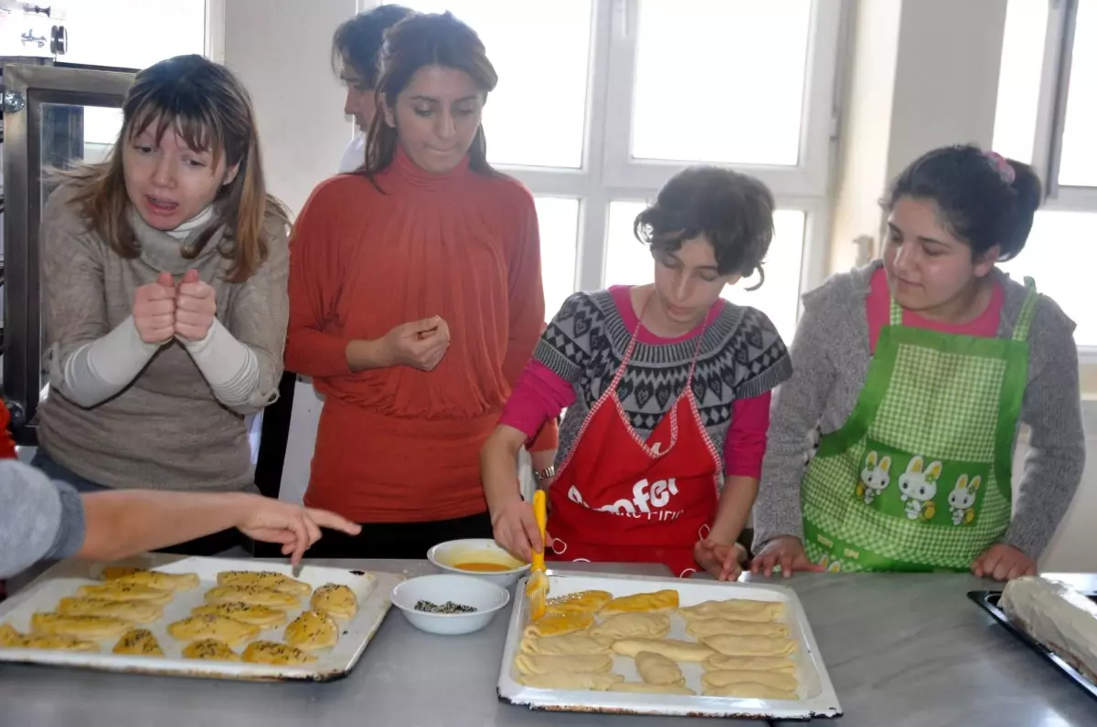 İşitme Engelli Öğrenciler İşaret Diliyle Pasta Yapmayı Öğrendi