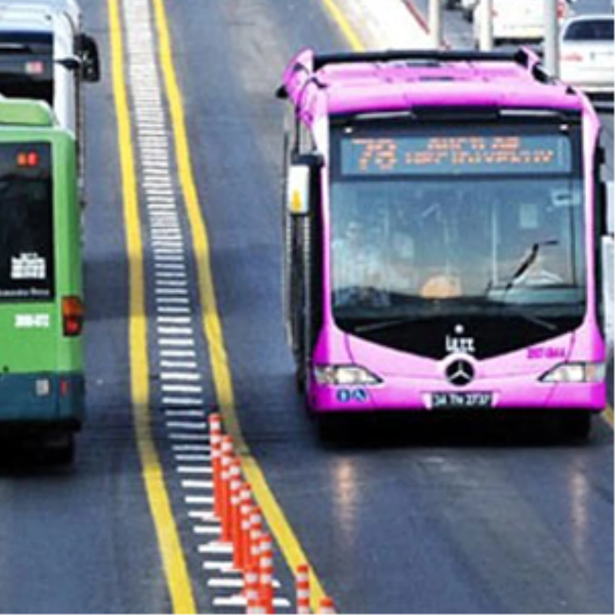 İstanbul\'da Kadınlara Pembe Metrobüs