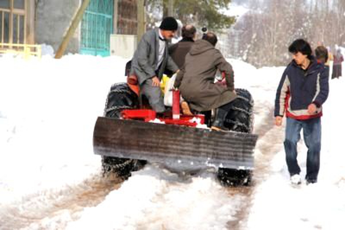 Kar Yığınları Ambulansa Yol Vermedi