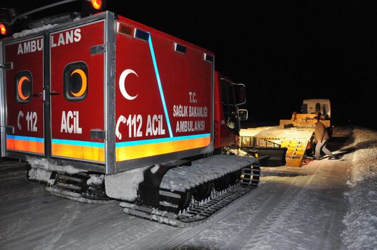 Kardan Yolu Kapanan Köydeki Hastaya 6 Saatlik Çalışma ile Ulaştılar