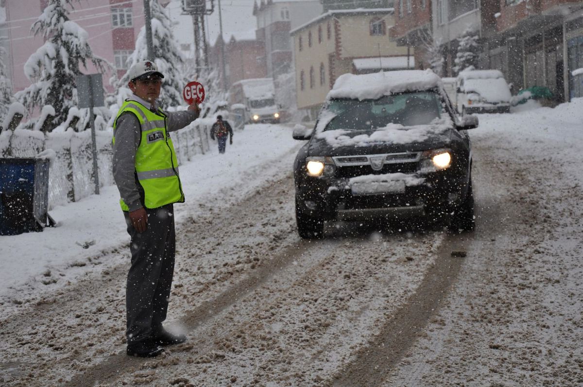 Öğrencilerden Karlı Yolda Trafik Uygulaması
