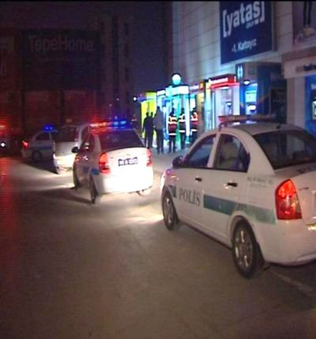 Oksijen Kaynağıyla Keserek Açtıkları Atm\'yi Soydular