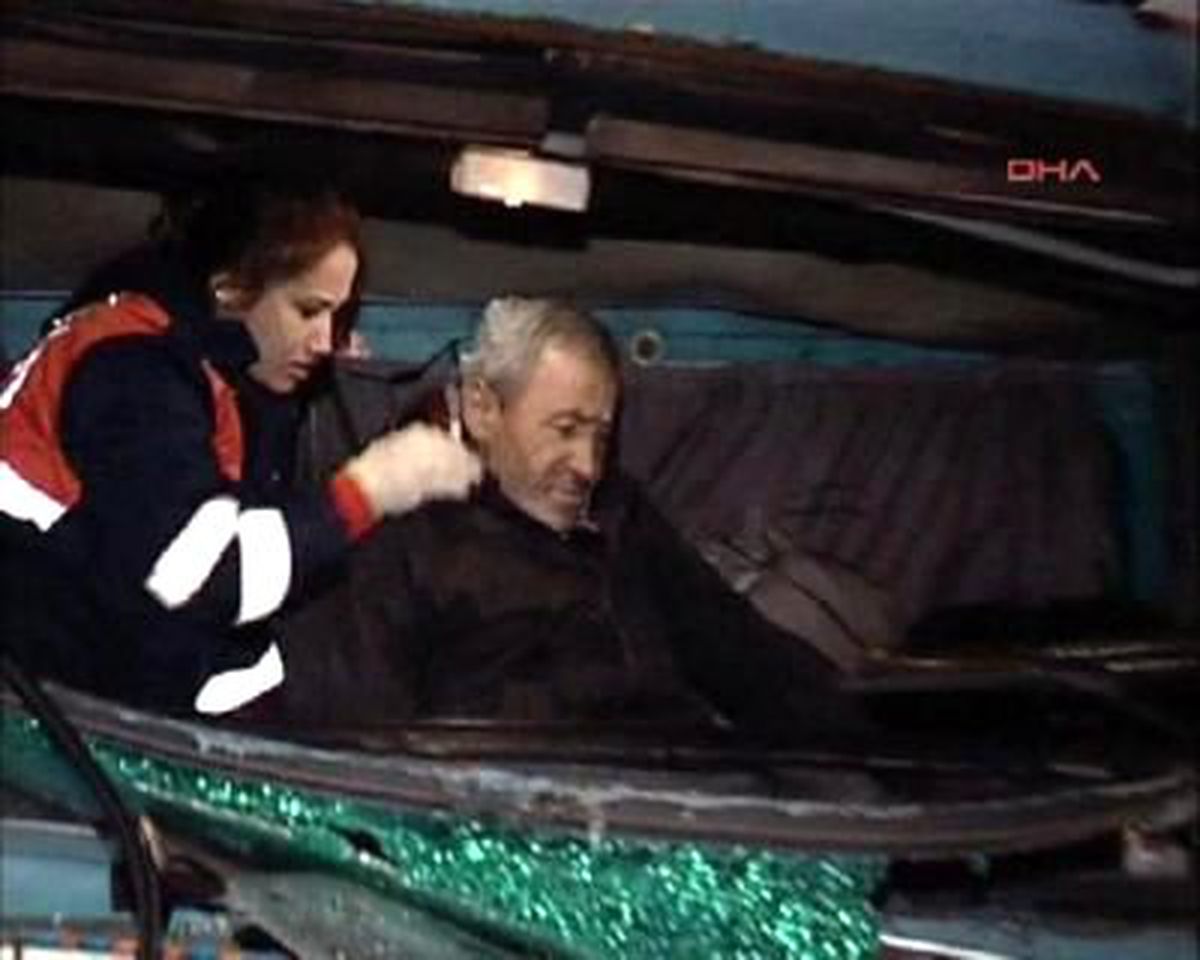 Tır\'a Arkadan Çarpan Kamyon Sürücüsü Araçta Sıkıştı