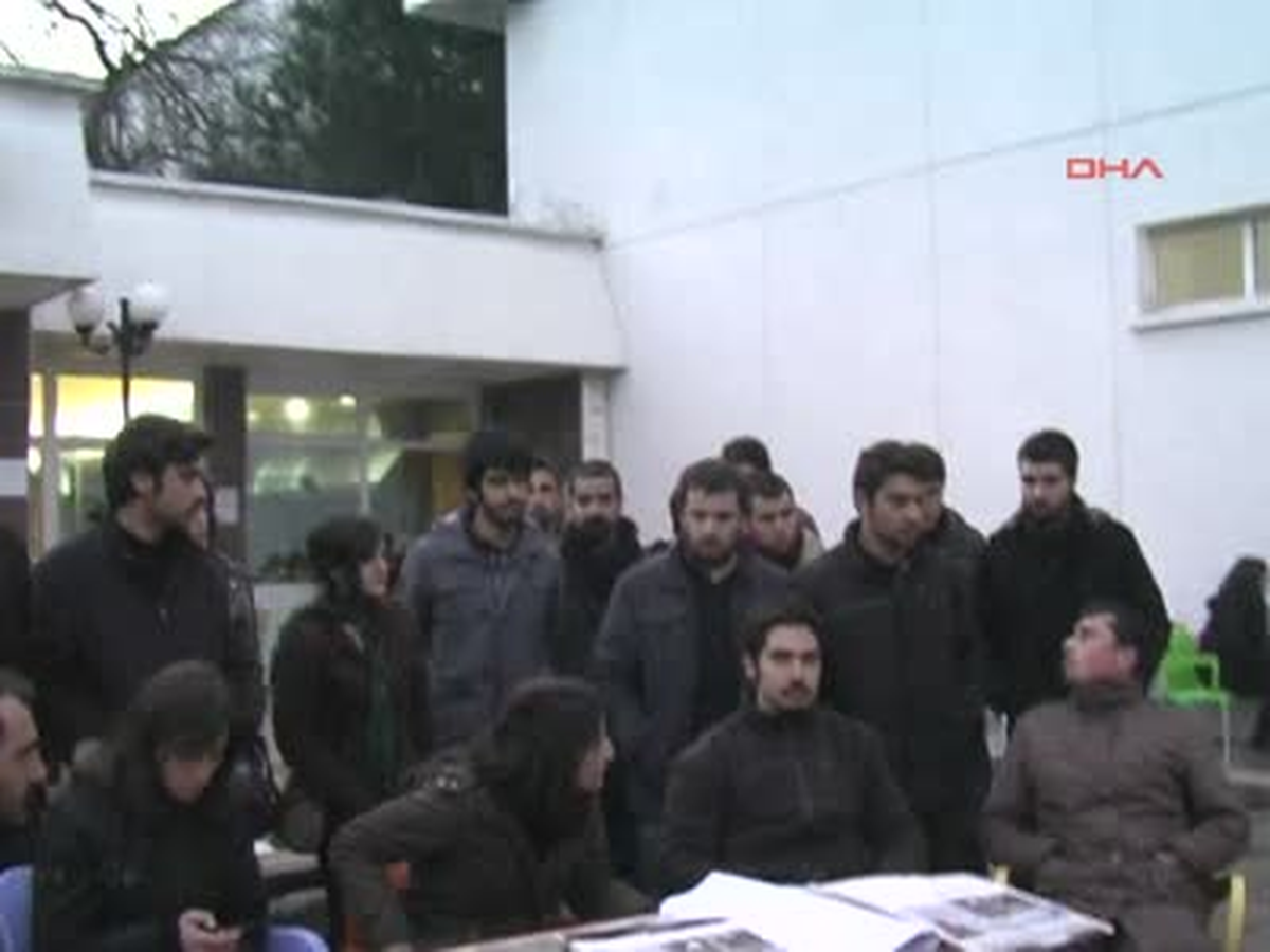 Üniversitede Karşıt Görüşlü Öğrenciler Arasında Kavga Çıktı