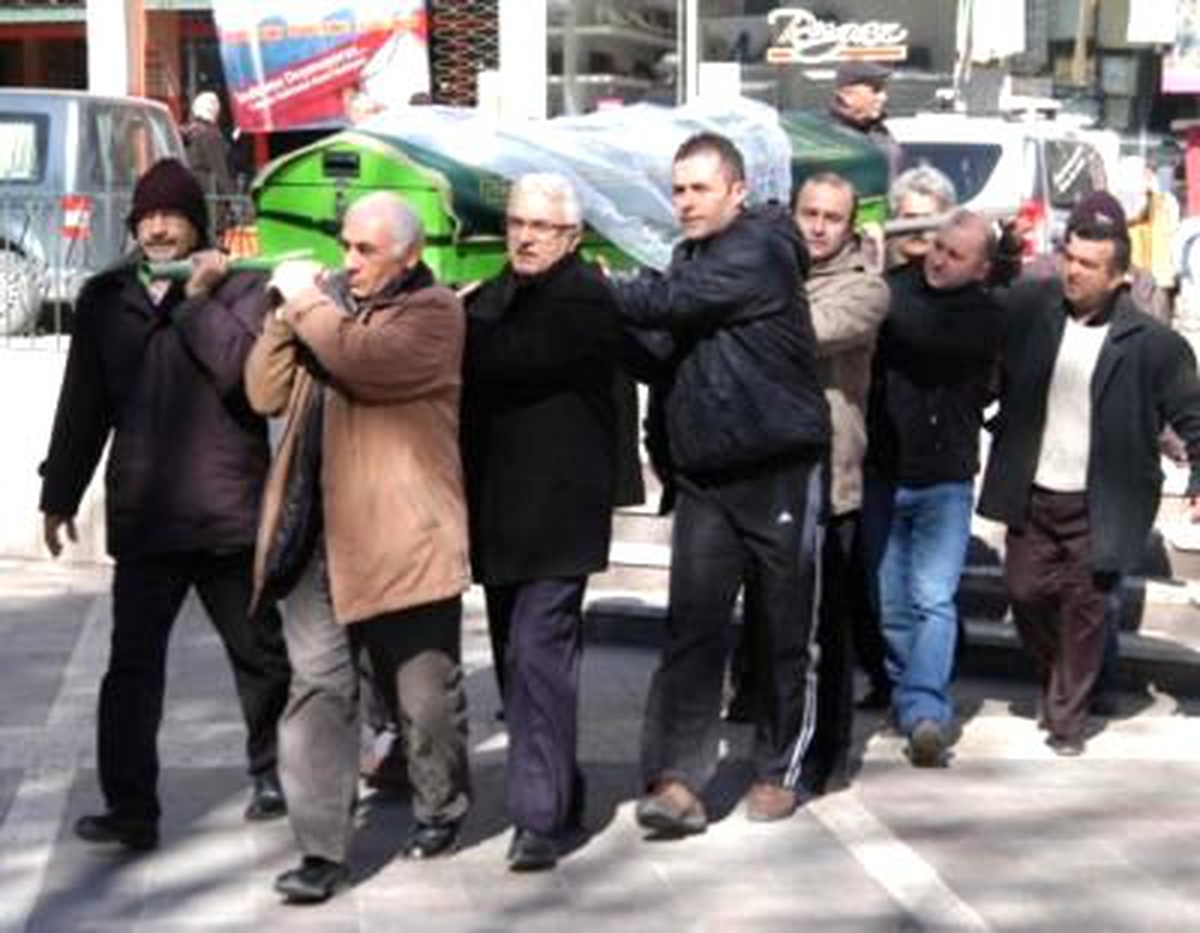 Son Yolculuğuna Gelinlikle Uğurlandı
