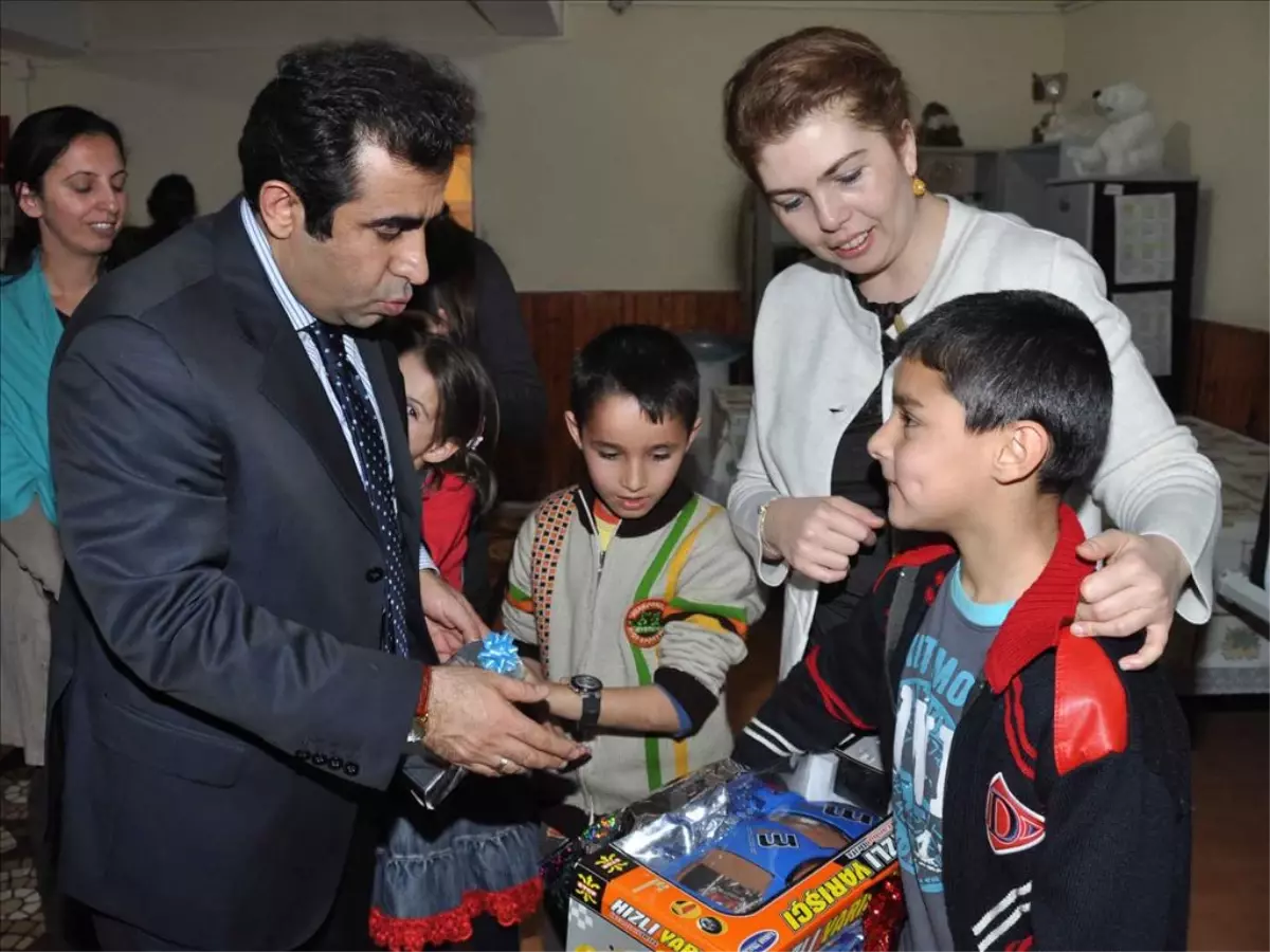 Vali Güzeloğlu Yuva Çocuklarını Sevindirmeye Devam Ediyor