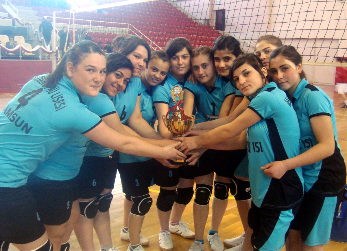 Vezirköprü Lisesi Voleybol Takımı İl İkincisi Oldu