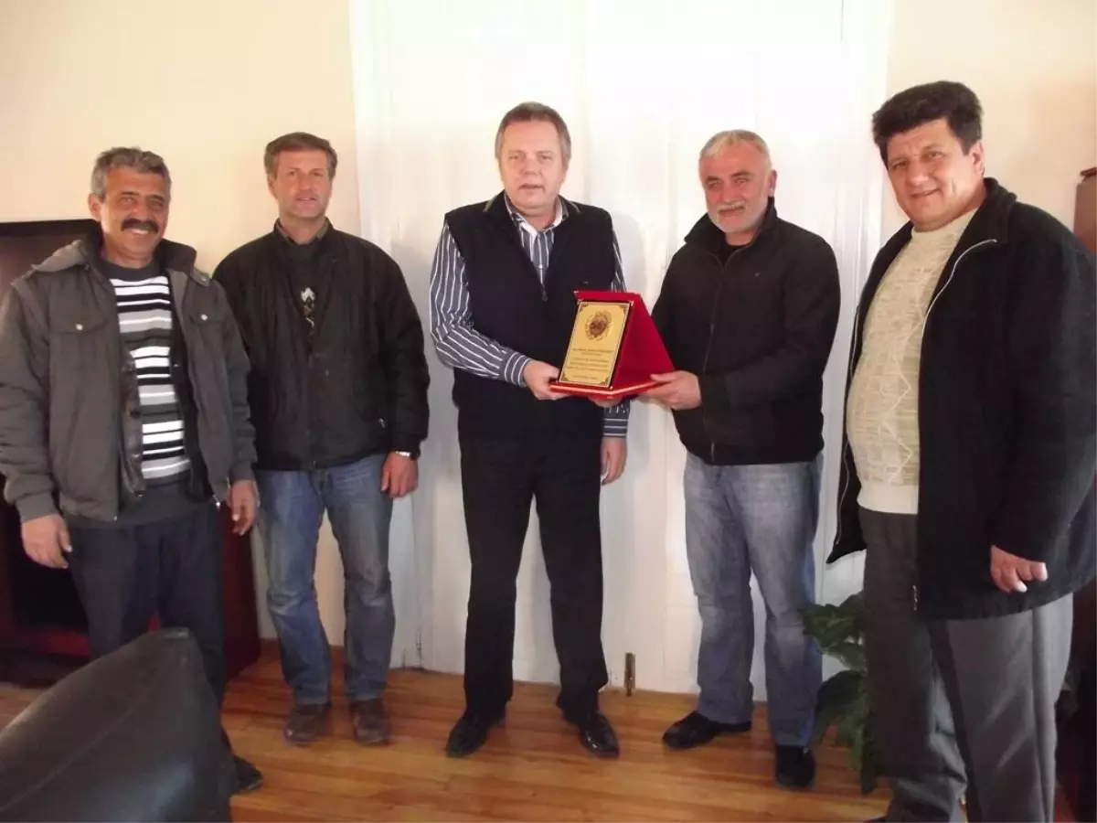 Ayvalıklı Devecilerden Türközen\'e Plaket