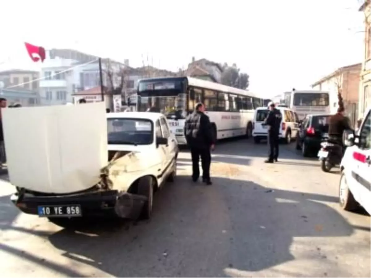 Ayvalıkta 2 Kişinin Yaralandığı Trafik Kazası Korkuttu