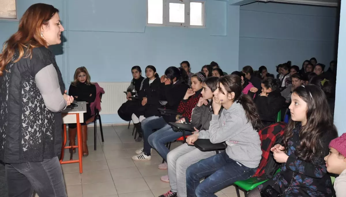 Bağlarlı Kız Öğrencilerine Adolesan Eğitimi