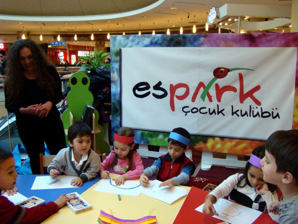 Espark\'ta Masal Dünyası Devam Ediyor