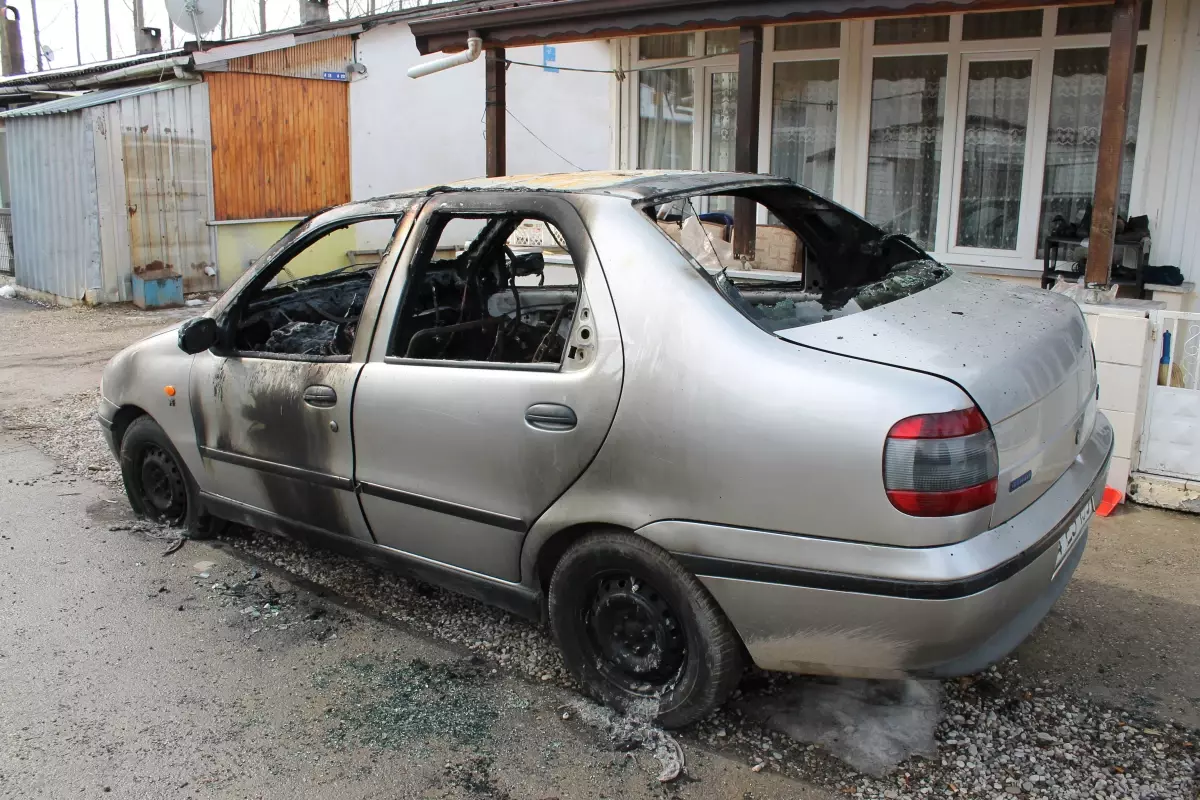 Evinin Önündeki Otomobili Kundaklandı