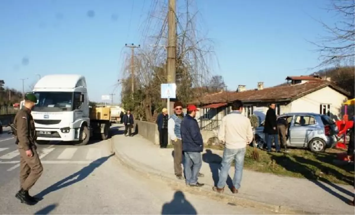 Hatalı Park Edilen Tır, Kazaya Neden Oldu: 2 Yaralı