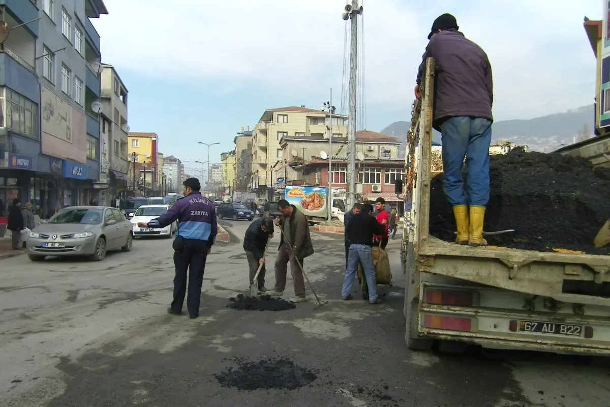 Kilimli Belediyesi Yolları Onarıyor