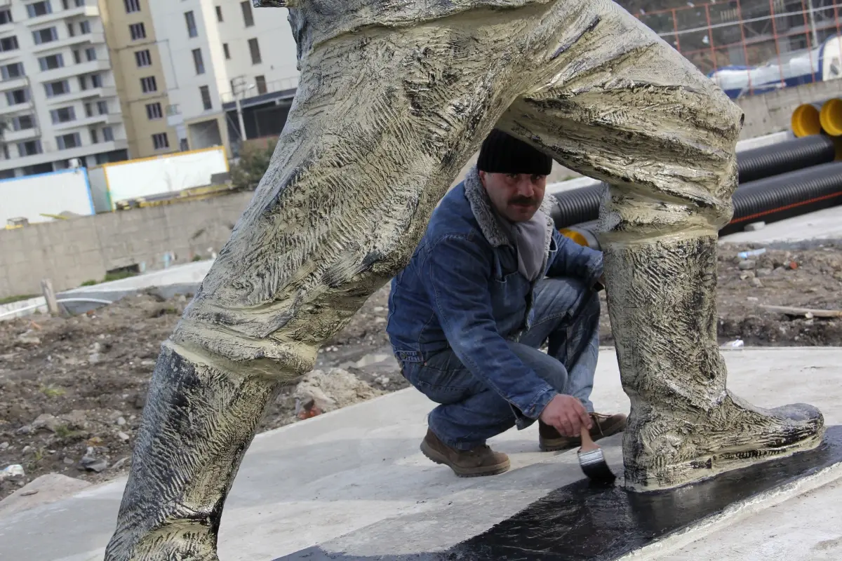 Madenci Anıtı Boyandı