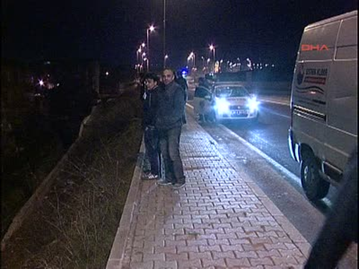 Maltepe\'de Bir Araç Dere Yatağına Uçtu