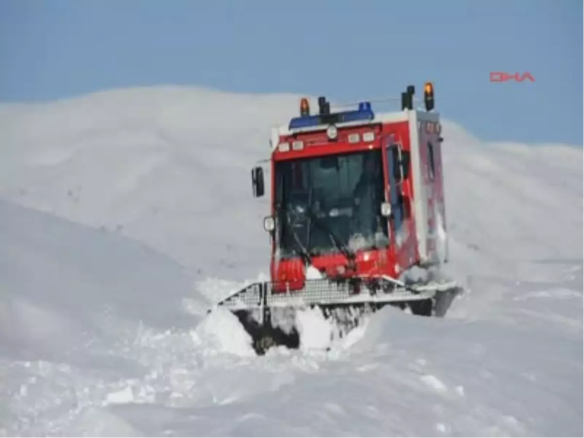 Muş 2 Metrelik Karı Paletli Ambulansla Aşıp Fatih Bebeği Hastaneye Yetiştirdiler