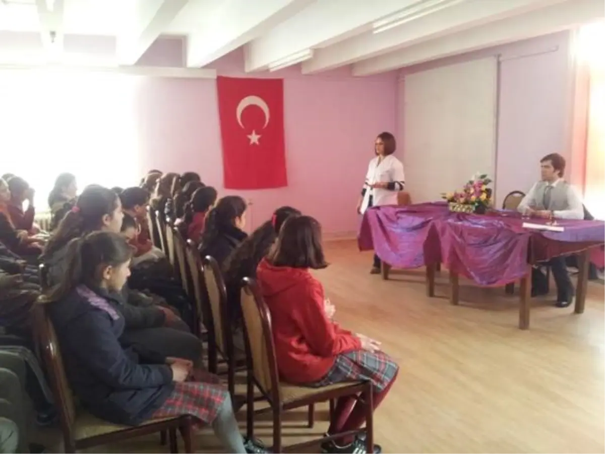 Öğrencilere Sağlık Personelinden Seminer