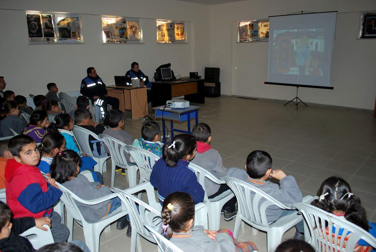 Polislerle Öğrencilerin Çizgi Film Keyfi