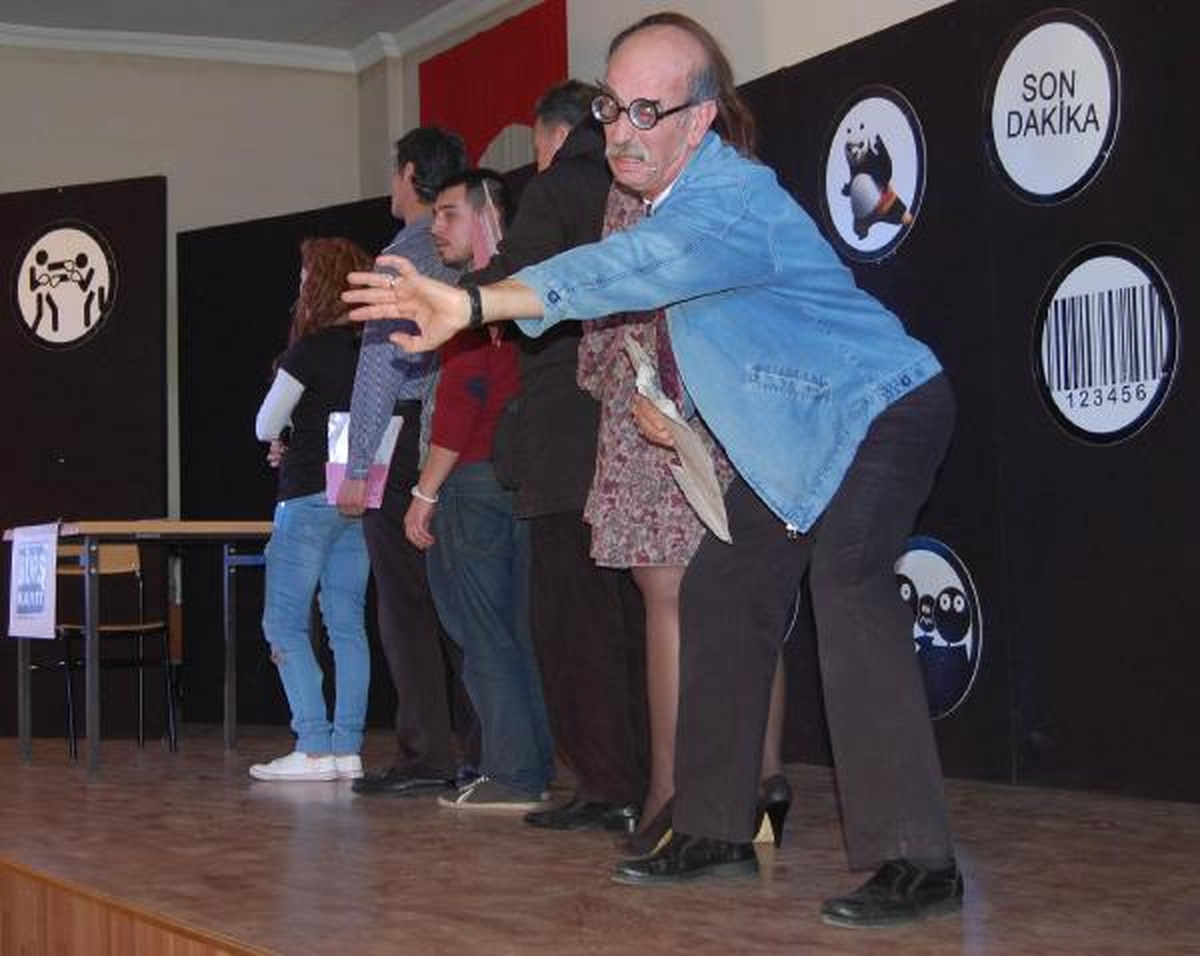 Salonda Yer Kalmayınca Tiyatro Oyununu Ayakta İzlediler
