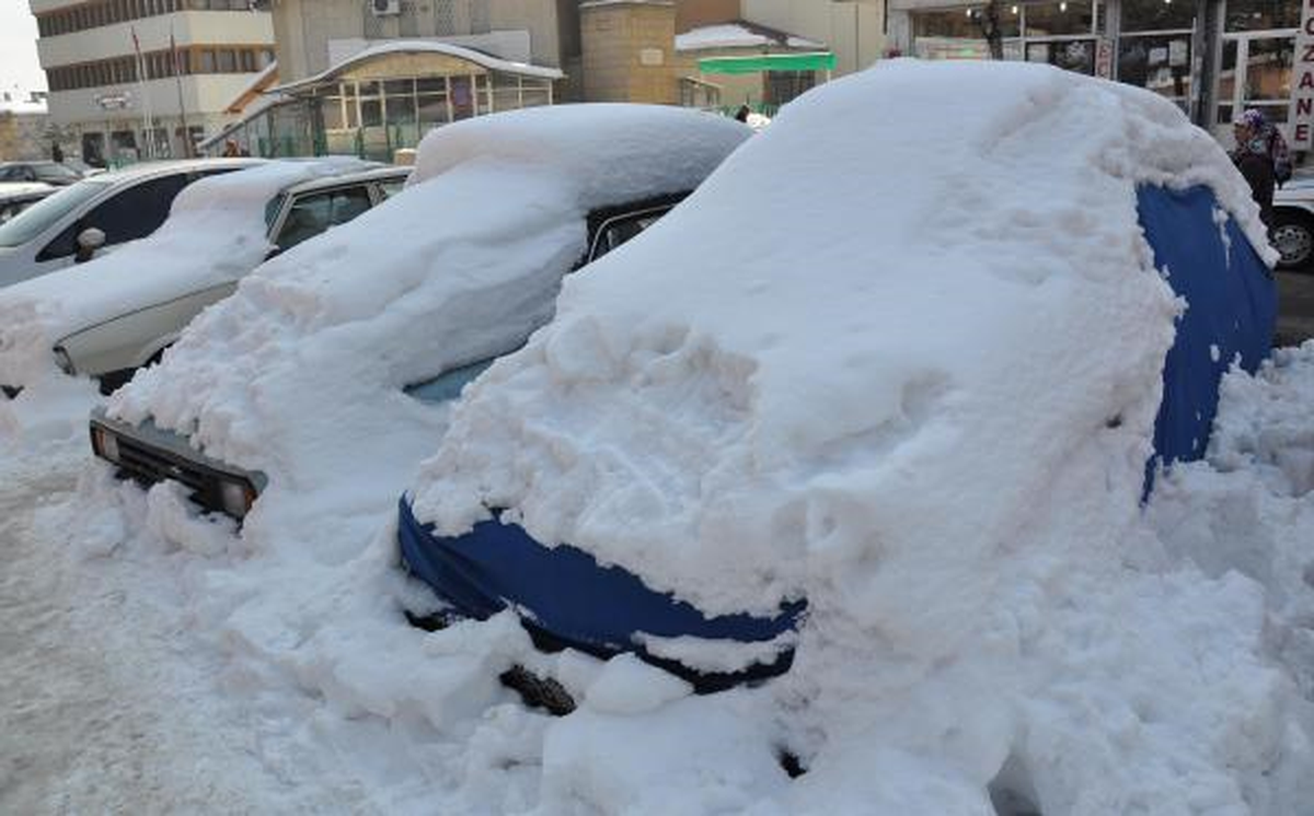Sivas\'ta Cadde ve Kaldırımlar Buz Tuttu