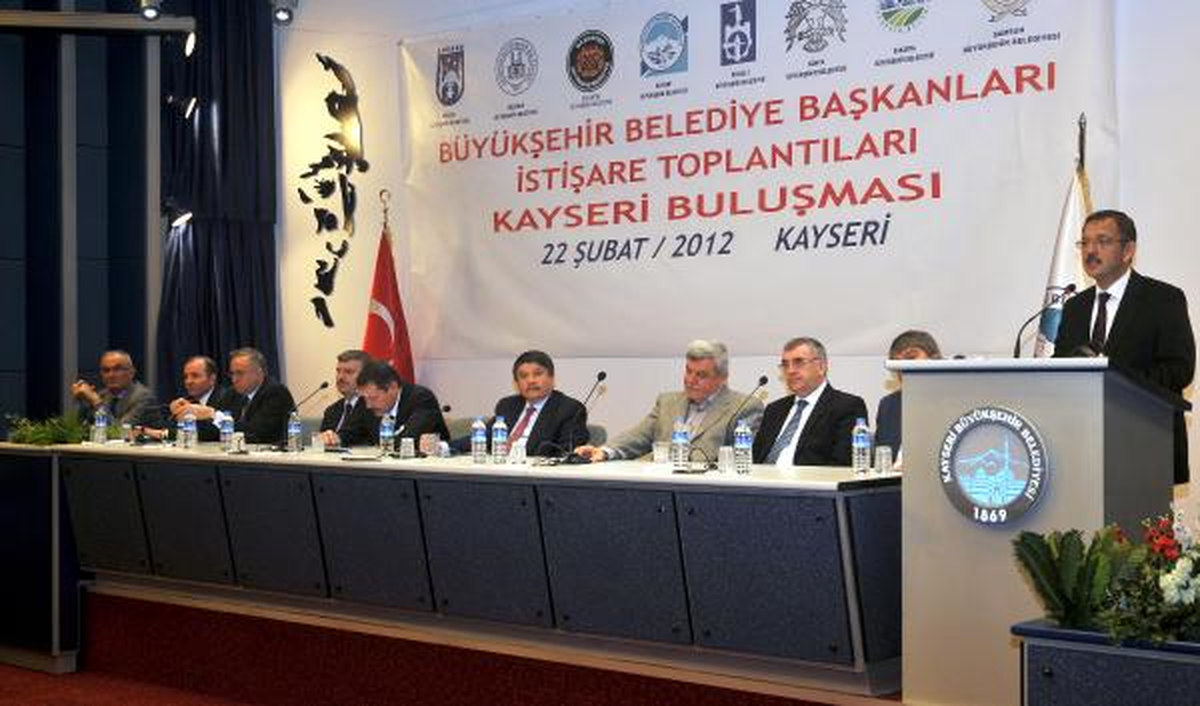 Tanrıverdi: Bir Bizim Belediye Başkanlarımıza Bakın Bir de İzmir, Diyarbakır, Adana\'ya