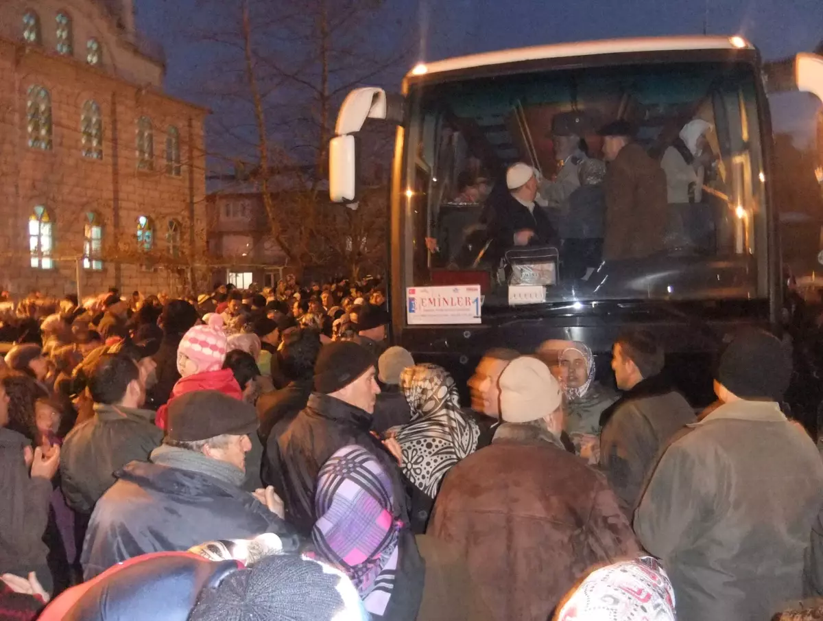 Umre Yolcuları, Dua ve Gözyaşları ile Uğurlandı