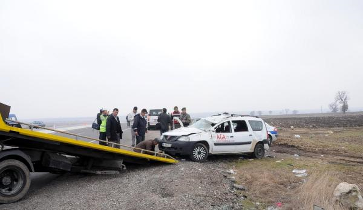 Yolcu Otomobili Polis Aracına Çaptı: 3 Yaralı