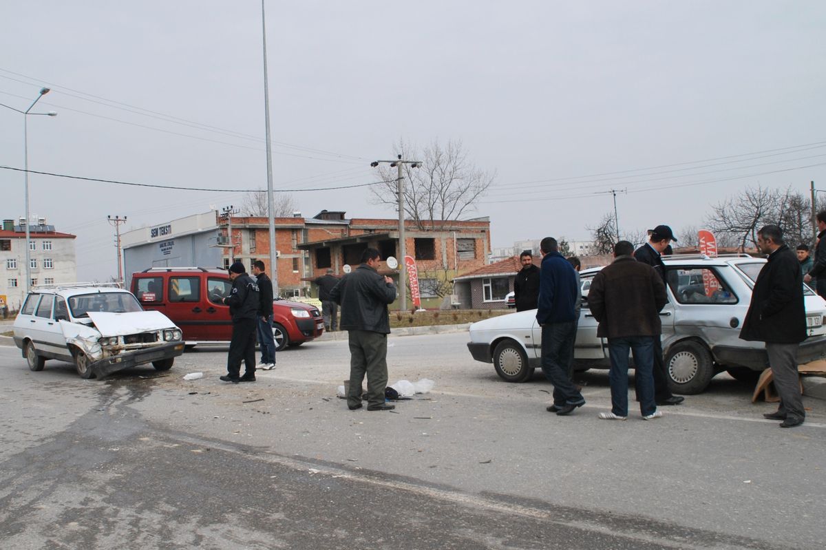 2 Otomobil Çarpıştı: 1 Yaralı