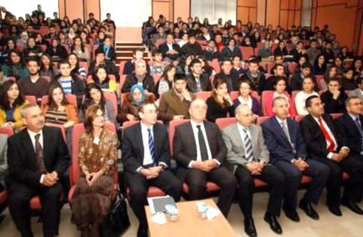 ABD\'li Başmüsteşara Üniversiteli Gençten Soğuk Duş