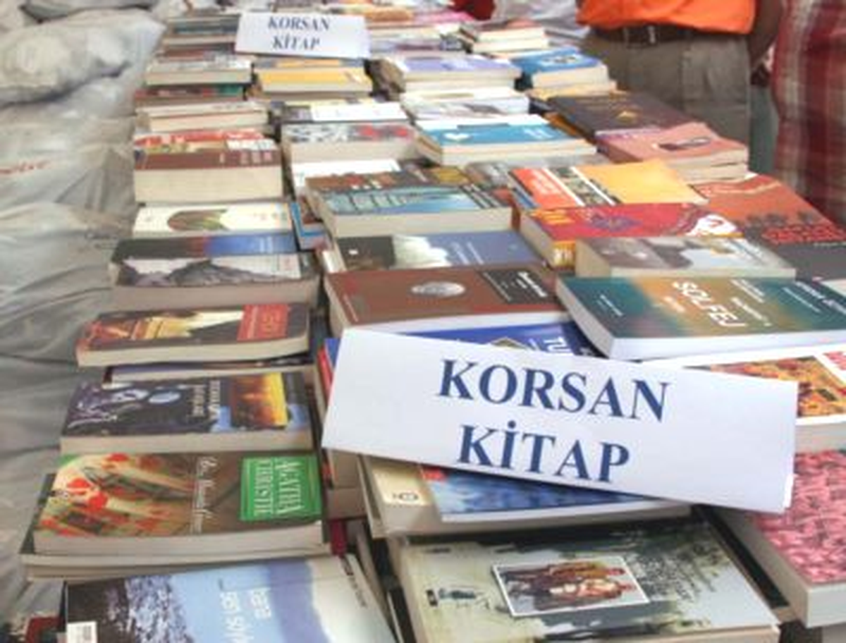 Başakşehir'de 300 Bin Korsan Kitap Ele Geçirildi