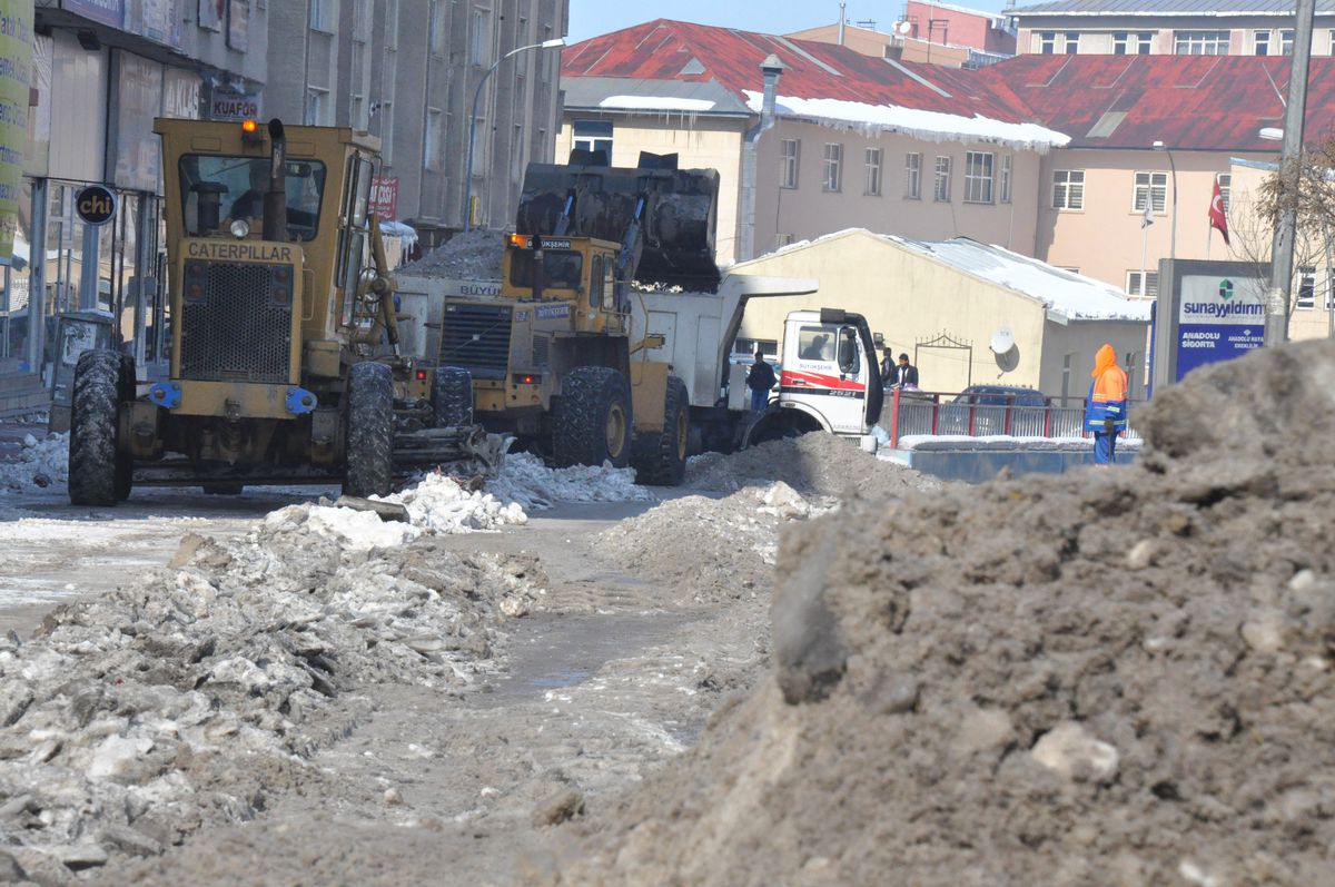 Belediye Ekipleri 24 Aralıksız Karla Mücadele Çalışması Yürütüyor