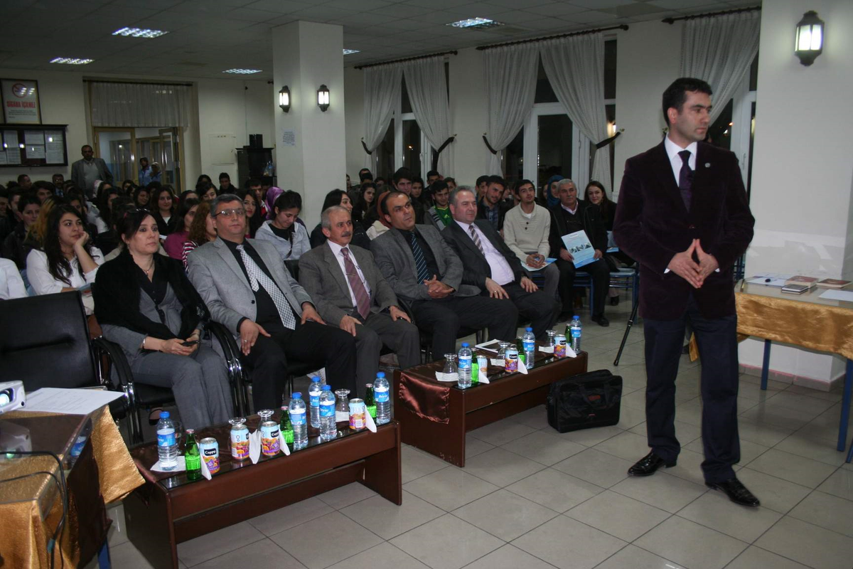 Beyşehir\'de Üniversitelilere İletişim ve Beden Dili Anlatıldı