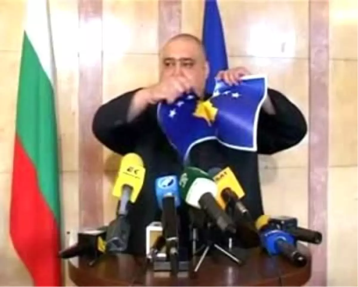 Bulgar Milletvekili, Kosova Bayrağını Yırttı