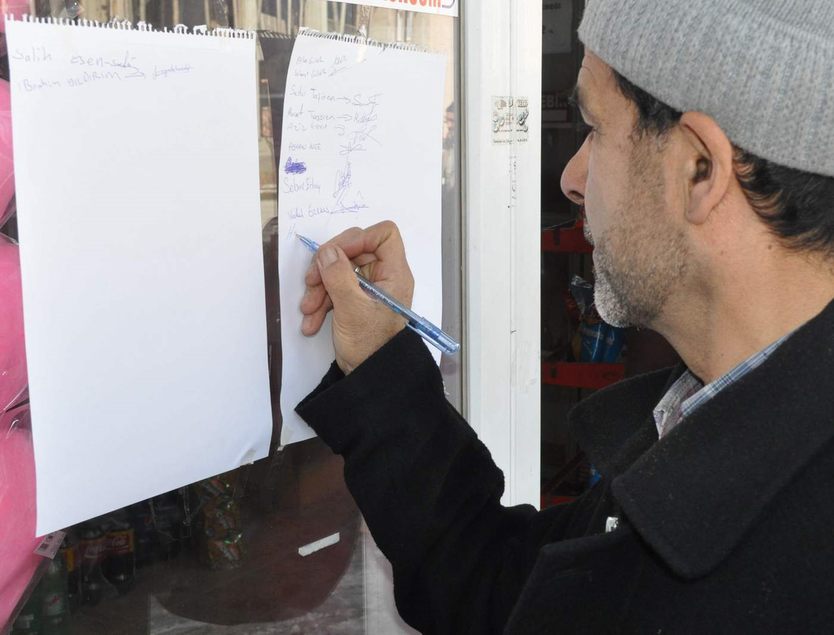 Doğalgaz İsteyen Mahalleli İmza Topluyor